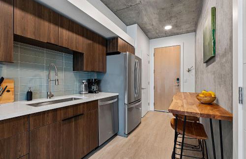 Exceptional 1BD BA-PoolHotTubGymParking- Downtown! - Foto 19