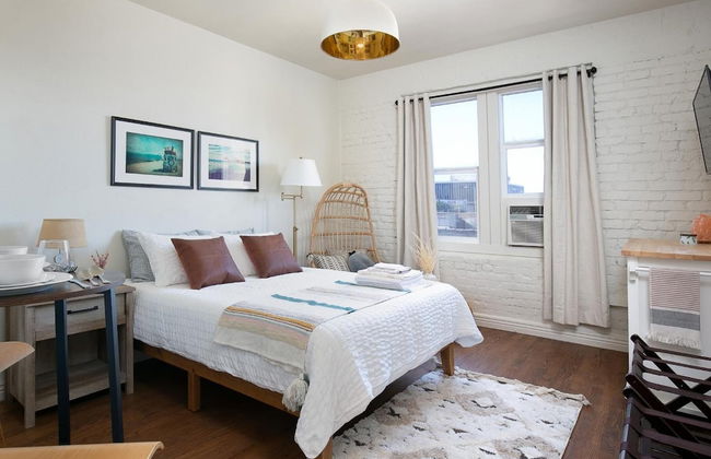 Beautiful Studio Near Hollywood! Sleeps 2! - Photo 6