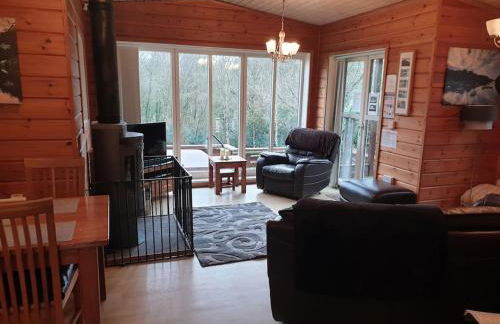 Luxury Peak District lodge, hot tub, log burner, nr lake - Photo 2