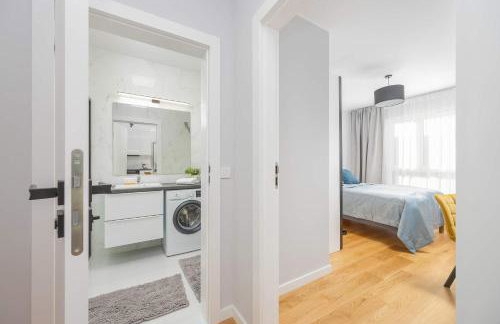 Elegant Apartment in Warsaw with Parking and Desk for Remote Work by Noclegi Renters - Foto 22