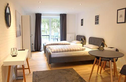 Moderne 1-Zimmer Wohnung mit Terasse, Küche, Bad mit Dusche, TV & WIFI - Photo 1