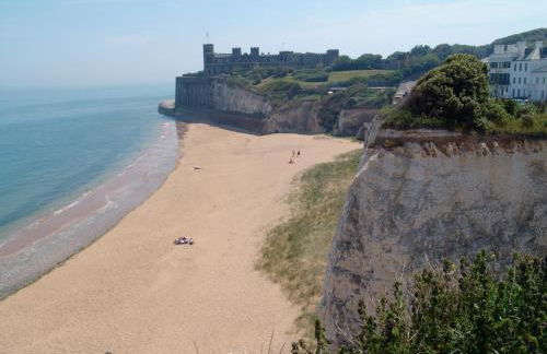 Broadstairs Beach Holiday Apartments, seafront stays opposite Kingsgate Bay with a parking space - Foto 39