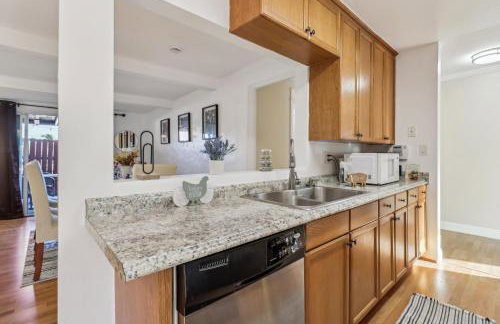 Entire Private Home with 3 Bedrooms, Gated Yard, Parking, King Bed, Available Now - Foto 22