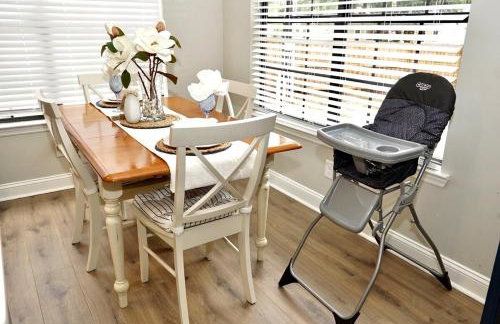 Gritz & Giggles, Where Southern Charm Meets Belly Laughs - Foto 42