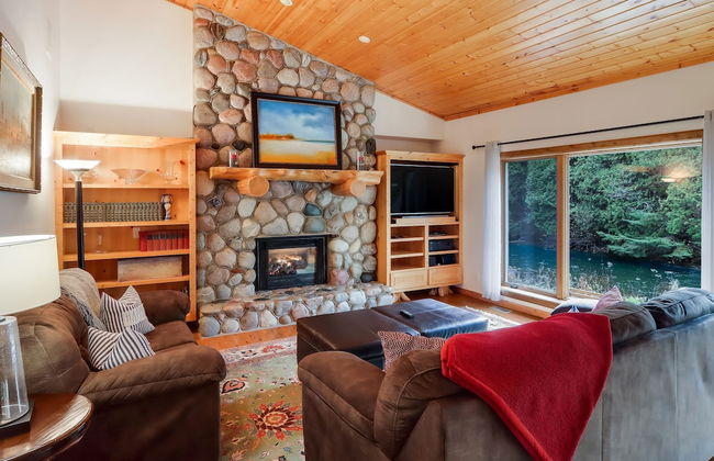 Boardman Monarch Upscale River Lodge HOT Tub! - Foto 1