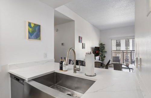 Bright Uptown Bliss - Free Parking, Walkable, Views - Foto 15