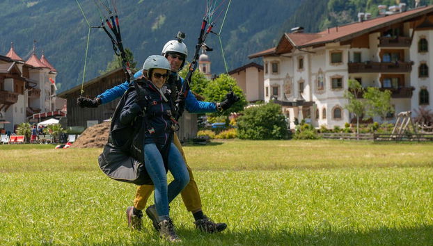 Landing with the paraglider
