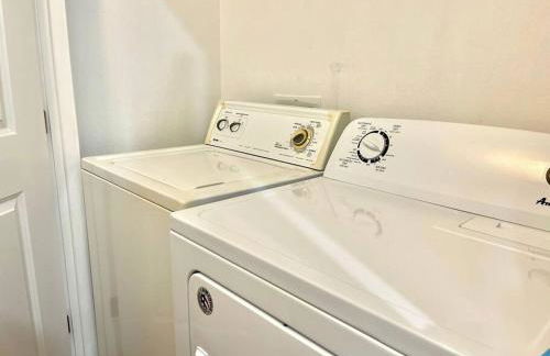 NEW! 5 min from Mall, Airport, and Dinning! - Foto 8