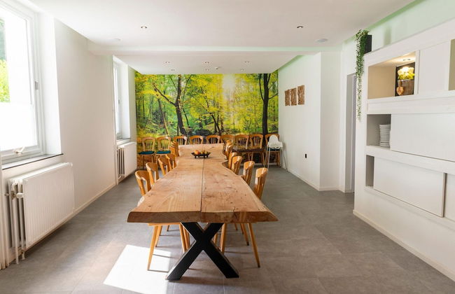 Mansion With Pool & Bar - Photo 27