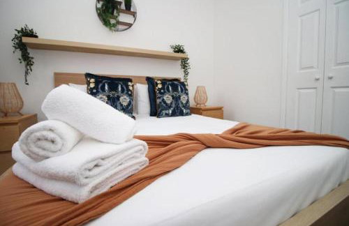 Peaceful 3 Bed Flat with Parking and Balcony by CTO Serviced Apartments - Foto 28