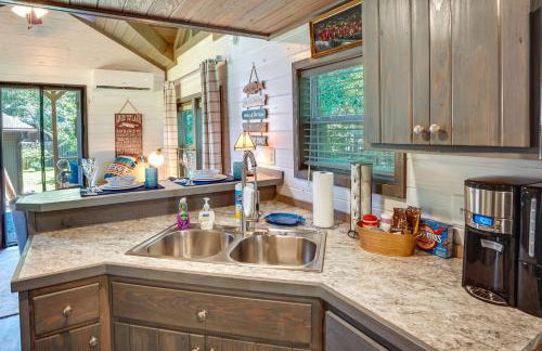 Mayfield Tiny Home with Porch, Walk to Beaches! - Foto 9