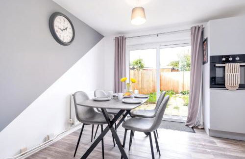 Stylish & Convenient 3 Bedroom House - Perfect for Contractors and Leisure Guests - Sleeps up to 5 - Foto 3