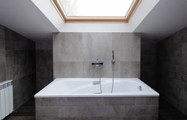 4 Bed Villa Estate Sleeps 7 - Pool, Garden, Sauna - Photo 16