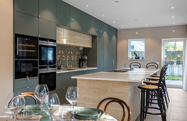 Modern Villa With Jacuzzi - Photo 17