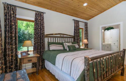 Fireside Retreat Hot Tub, Game Area, Fire Pit & Mountaintop Views! - Foto 24