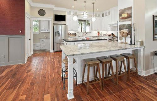 Luxury 5 BR 4 Bath, Hot Tub, Outdoor Kitchen, Across Street from Kyle Field! - Foto 41