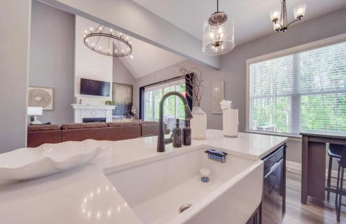 5BR Farmhouse Lake Retreat Pool Hot Tub Theater - Foto 48