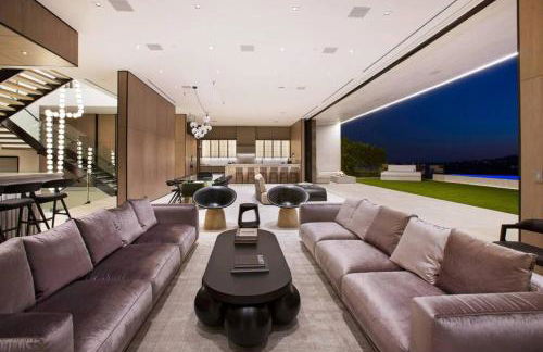 Ultra-Luxurious BH Estate with Pool, Theatre, Views - Foto 8
