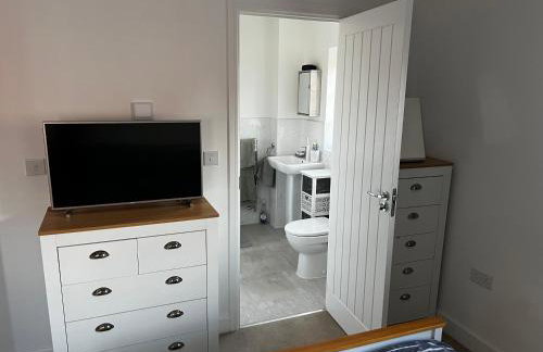 Brackley near Silverstone Grand Prix 3 double bed family home - Photo 10