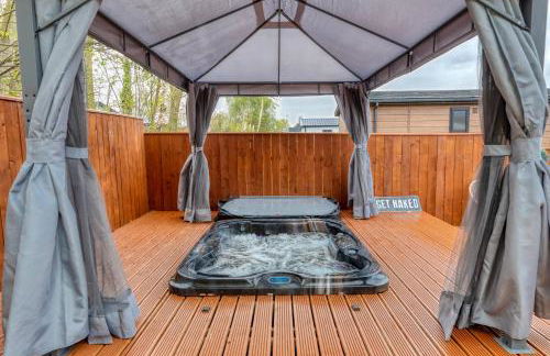 Family Luxury York Cabin Retreat with hot tub - Foto 5