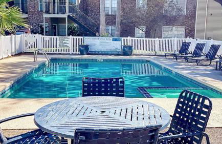 Cozy and Quiet, with Easy Access & Private Garage - Foto 2