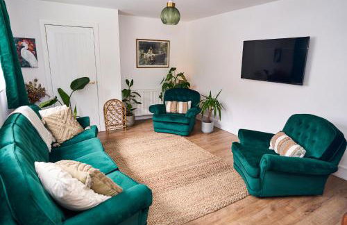 Chic Family Home with Garden Fire Pit & Event Space, Hot Tub - Foto 9