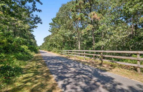 Bring your pups to Chatham Direct access to the Cape Cod Rail Trail - Foto 5