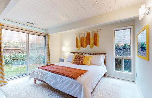 Mid-Century Marvel - Photo 10