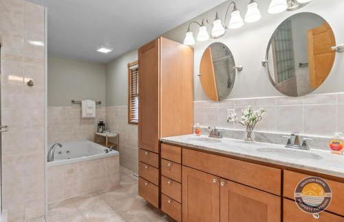 New Lake Como Retreat with Bar and Pool Table - Foto 12