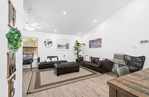 Spacious Family Home in Round Rock w Private Yard - Photo 38