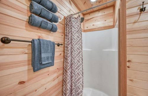 Cozy Cabin Firepit and Grill & 10 Mins to Main St - Foto 32