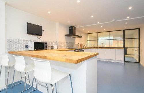 Stylish Leeds City Centre Retreat with Private Terrace & Hottub - Foto 9