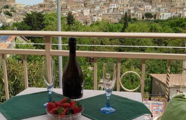 Comfort, parcheggio e vista su Tricarico in Basilicata, Io Sono Qui - Foto 1