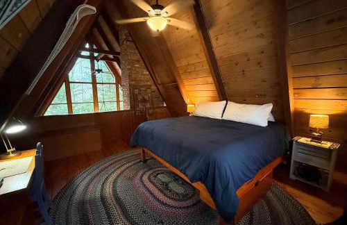 4M Cozy A-Frame in Bethlehem, NH - Fireplace, Firepit & Close to Skiing & Trails, Dogs welcome! - Photo 16