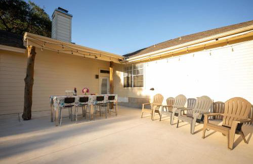 Private Luxury Getaway | Fire Pit | Near Weddings - Photo 37