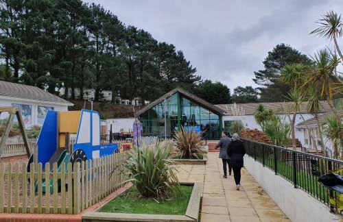 Cozy 3 bedroom Caravan, Sleeps 8, at Parkdean Newquay Holiday Park - Foto 90