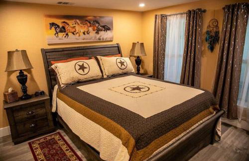 StockYards! Less than 4 minutes-Sleeps 8-Lee House - Foto 60