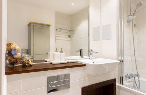 Modern New 2BR wViews & Balcony in Wandsworth - Foto 32