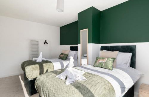 Large 5BR Home - Ideal for Contractors - Parking Available - Photo 21