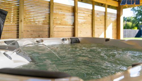 Large Family Home with Hot Tub or Jacuzzi, Log Burner - Foto 1