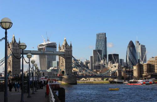 2 Bed with Garden & Free Parking near the Thames - Photo 16