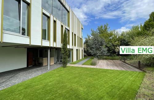 Luxus Design Ferienhaus Villa EMG Bensheim nah Frankfurt, Heidelberg mit Sauna, Schwimmteich, Garten für Familien und Gruppen bis 17 Personen - Foto 13