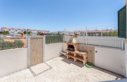 Serene Duplex House With Patio by LovelyStay - Foto 33