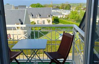 L'air marin Apt avec belle terrasse vue dégagée séjour lumineux 10 mn à pied mer et centre Port en Bessin, tous commerces et restaurants, proche Bayeux et Omaha Beach - Photo 6