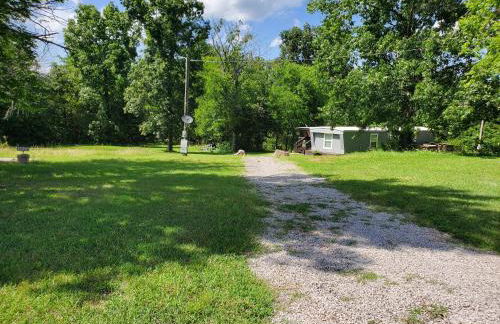 Cheerful Cozy Cottage 2 bedroom 1bath - Photo 34