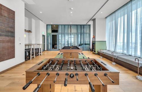 Modern Chic 1BR Downtown with Rooftop Pool & Views - Foto 35