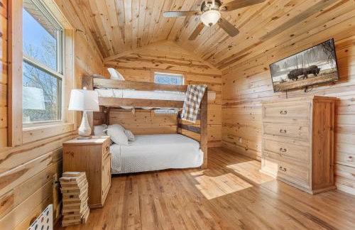 Cabin 1 - Peaceful Cabin Near River with Fire Pit and Hot Tub - Foto 33