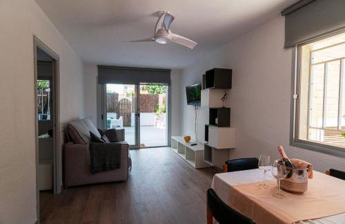 Near beaches large private patio, aircon & community pool - Foto 9