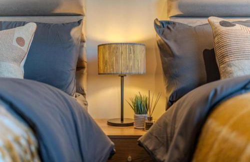 Luxuary 2BR Apt Sleeps 9, Wembley and Park Views - Photo 31