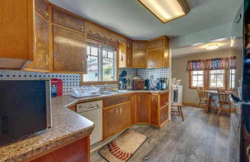 Cozy Iowa Getaway with Patio and Fenced-In Yard! - Foto 10